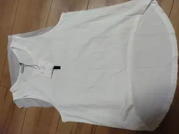 새상품 수리아 화이트 탱크탑