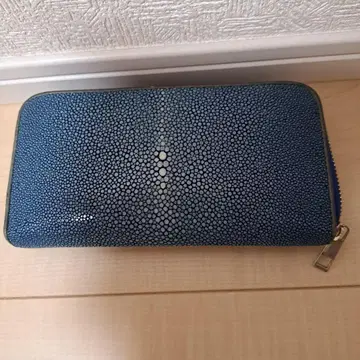 파란색 엠보싱 가공 가죽 장지갑