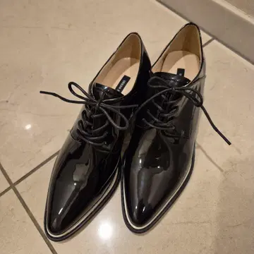 블랙 광택 레이스업 슈즈