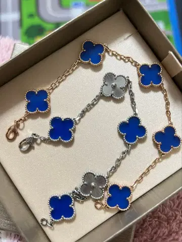 파란색 클로버 디자인 팔찌