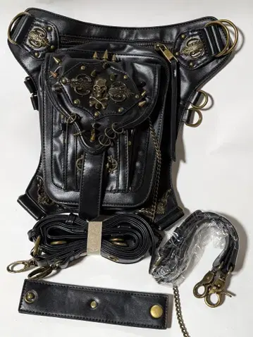 스터드 스컬 장식 바디백 블랙