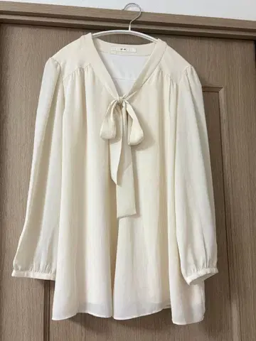 [택 포함 새상품] 에프데 15사이즈 보타이 리본 블라우스 안감 부착