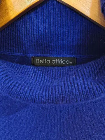 Belta attrice 짙은 파랑 터틀넥 니트