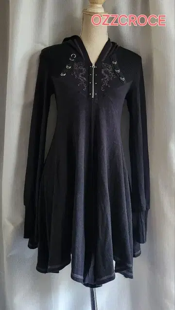 매우 새상품급 OZZCROCE 가을/겨울 후드 부착 원피스