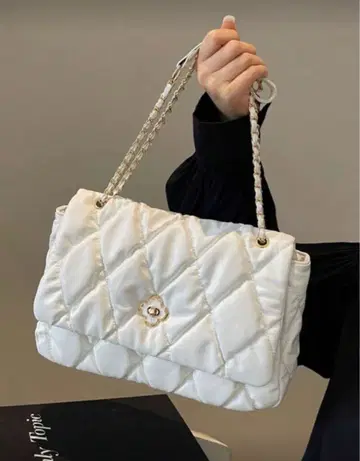 화이트 퀼팅 백