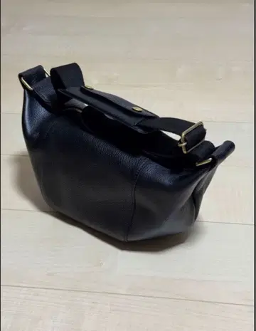 ART BROWN 바디백 천연 가죽 이탈리아 가죽 애리조나 블랙