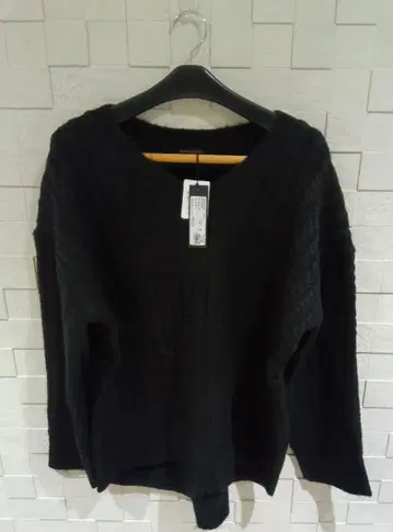 택 포함 미사용 새상품! BARNYARDSTORM 블랙 V넥 스웨터