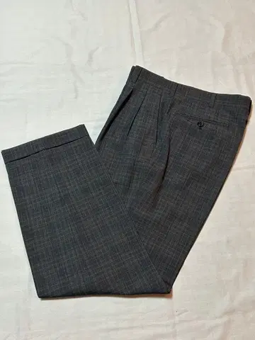 그레이 계열 체크 무늬 플리츠 슬랙스