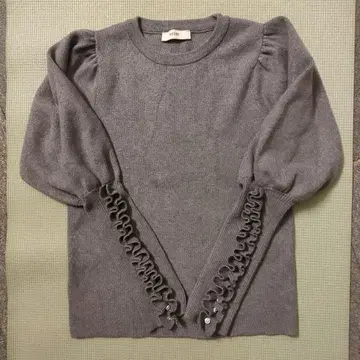 MEISM 그레이 프릴 니트 스웨터