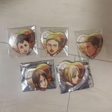 진격의 거인 메모리얼 하트형 캔뱃지 세트 anique