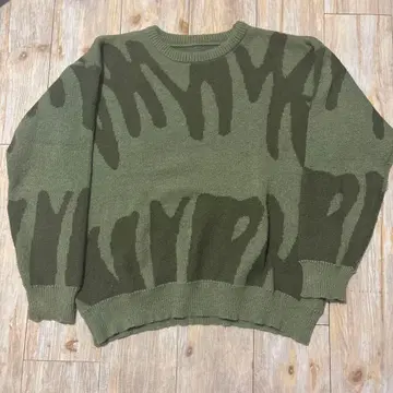 올리브 그린 추상 패턴 긴팔 니트