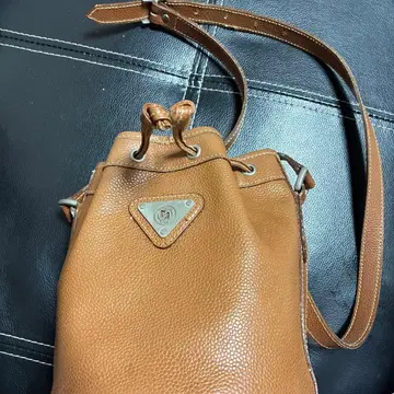 브라운 가죽 드로우 스트링 숄더백 레노마