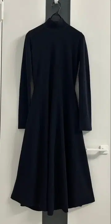 아메리빈티지 네이비 하이넥 플레어 니트 롱 원피스