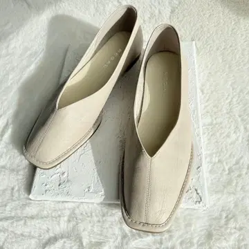 [완판템] 새상품급 REGAL 소프트 커터 펌프스 스퀘어 플랫 23.5