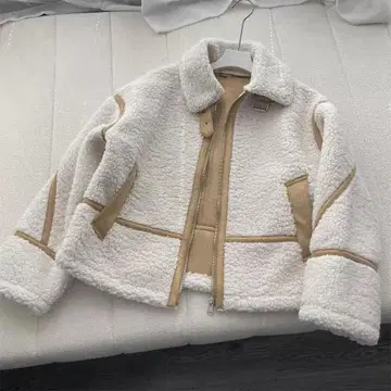 화이트 보아 무스탕 코트