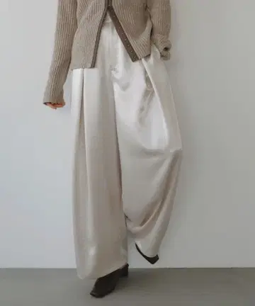 LIAN 새틴 턱 와이드 팬츠