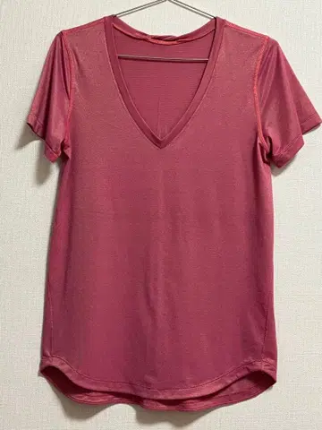 룰루레몬 살몬 핑크 V넥 반팔 T셔츠