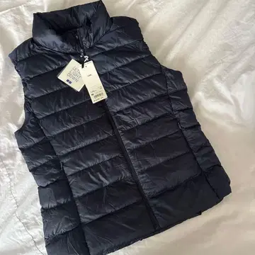 [택 포함 새상품] 유니클로 여성용 울트라 라이트 다운 베스트 네이비 M