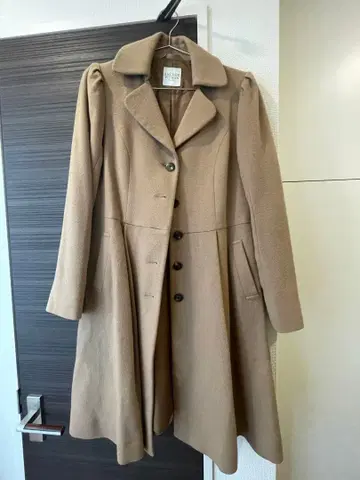 베이지 플레어 실루엣 롱 코트