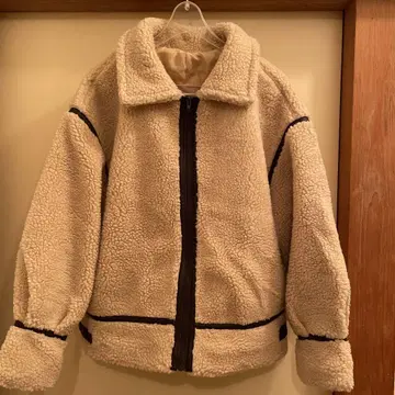 크림색 플리스 자켓