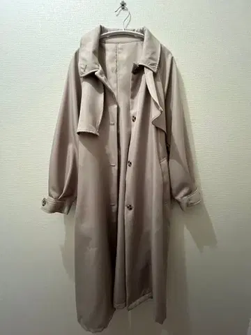 베이지 트렌치코트 tip top