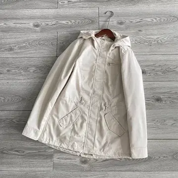 화이트 후드 부착 마운틴 파카