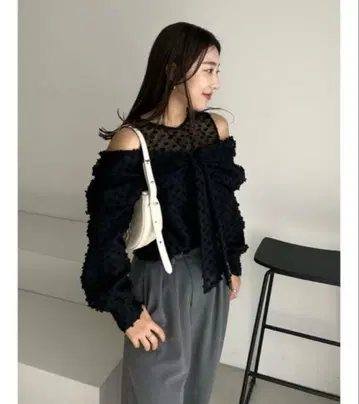 SNIDEL 블랙 오프숄더 상의