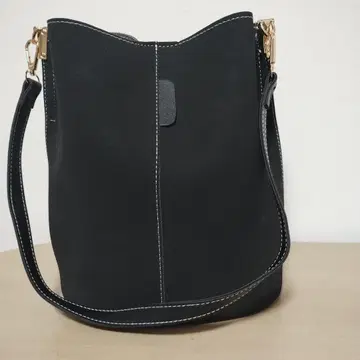 블랙 숄더백 스웨이드풍