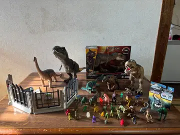 공룡 피규어 세트와 로봇 공룡