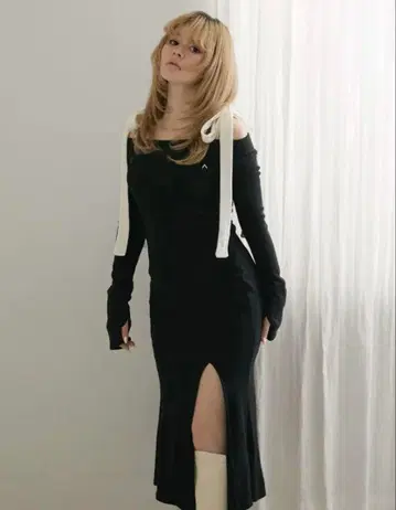 앤드마리 블랙 슬릿 니트 원피스