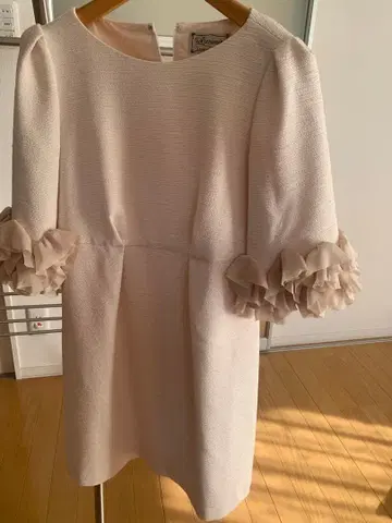 Ricimie 프릴 소매 베이지 드레스