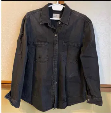 데미지 가공이 된 다크 그레이 데님 셔츠. S