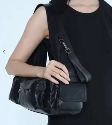 미사용 새상품 nouer 레더라이크 포켓 멀티 바디백