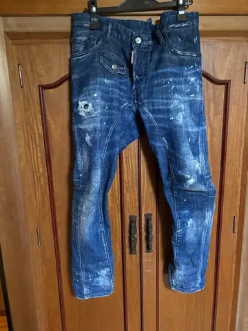 DSQUARED2의 청바지입니다.