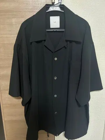 블랙 반팔 셔츠 루즈 실루엣