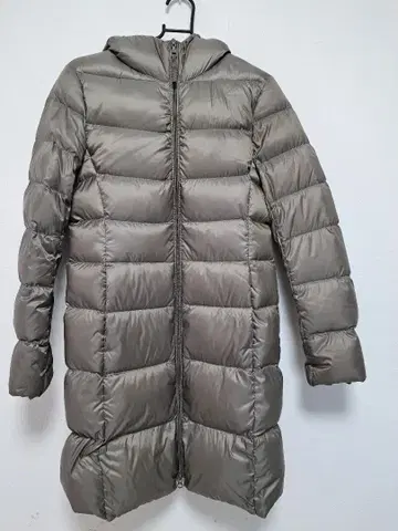 유니클로 울트라 라이트 다운 롱 후드 부착 사이즈 M