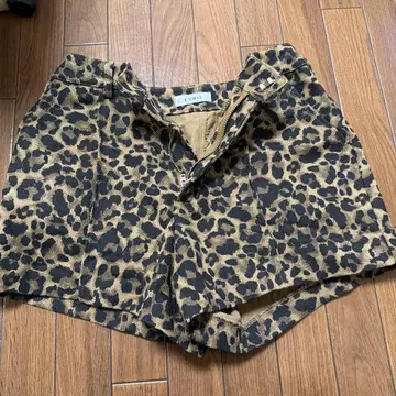 레오파드 무늬 숏팬츠