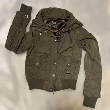 CECIL McBEE 후드 부착 자켓 올리브 그린 새상품급입니다.