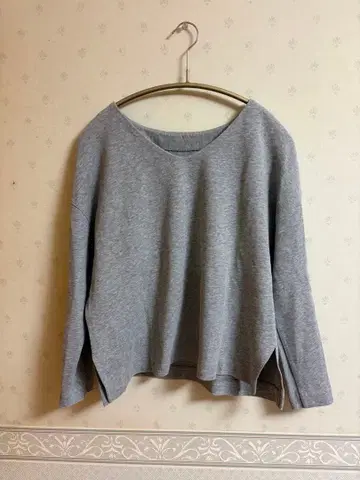 갸루리비 그레이 슬릿 디테일 상의