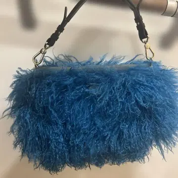 파란색 퍼 소재의 중형 패션 백