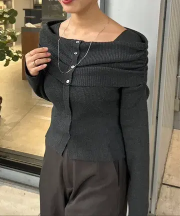 [택 포함 새상품] mystic 오프숄더 리브 니트