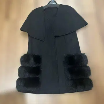 새상품 퍼 달린 블랙 케이프 코트