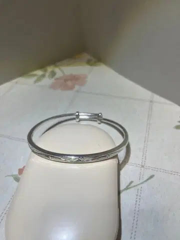 꽃무늬 조각이 새겨진 조절 가능한 실버 뱅글