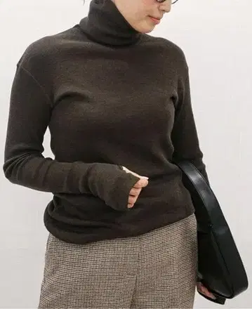 두지엠 클라세 터틀넥 리브 니트