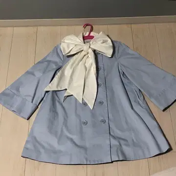 로즈마리 소와르 리본 코트 스카이블루