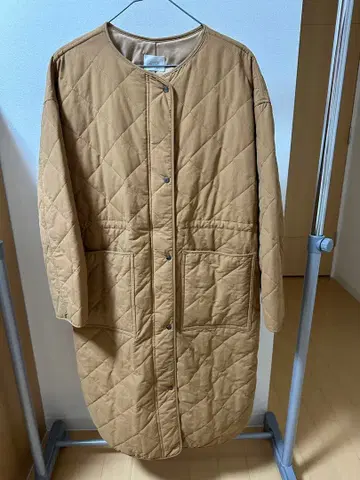 [ 미사용 새상품 ] LOWRYSFARM 퀼팅 노카라 롱 코트