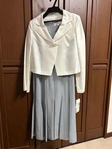 화이트 자켓과 그레이 드레스 세트