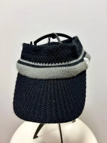 IGNIO 니트 소재 선바이저 블랙과 그레이 스트라이프