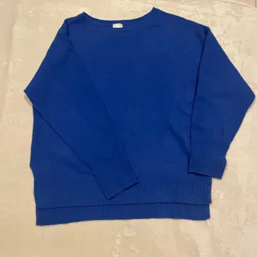 파란색 크루넥 긴팔 니트