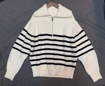 화이트 스트라이프 하이넥 스웨터